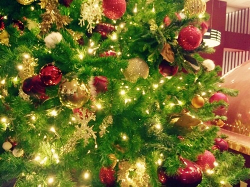 鮮やかなクリスマスツリー