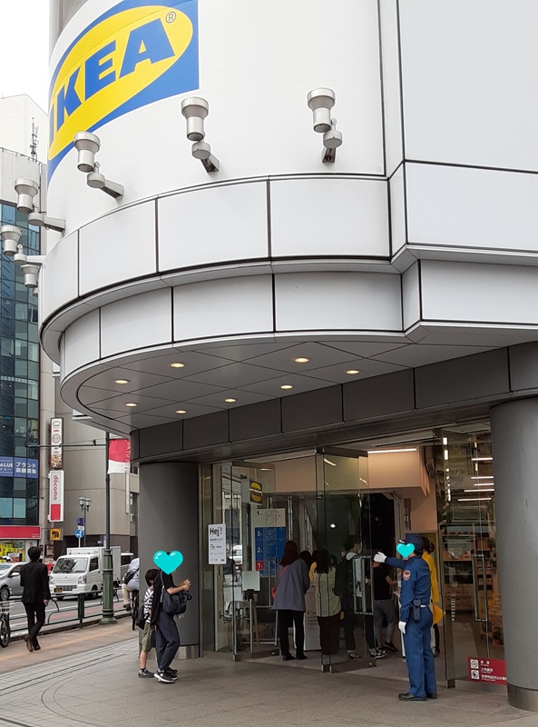 IKEA新宿の入口を斜めからみた写真