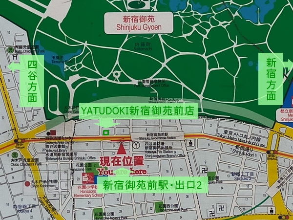 新宿御苑前駅付近の地図看板