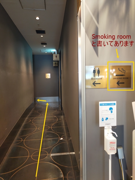 ニュウマン新宿・フードホール内のトイレと喫煙所の案内掲示